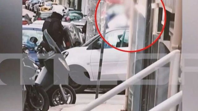 Η στιγμή της σύλληψης του 43χρονου που επιτέθηκε στην έγκυο σύντροφό του – Την κάρφωσε με πιρούνι πάνω από 100 φορές