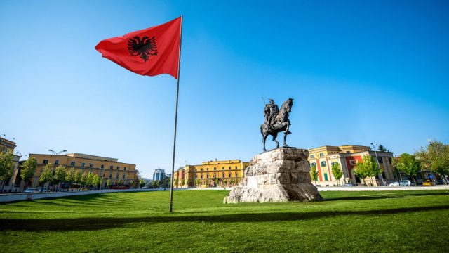 Η αποκάλυψη των Βαλκανίων: 5 λόγοι που κάνουν τα Τίρανα τον απόλυτο top προορισμό για κοντινό ταξίδι στην Ευρώπη