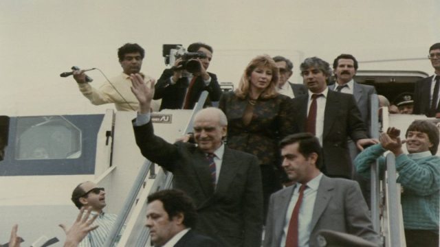 Σαν σήμερα, 22 Οκτωβρίου 1988: Ο Ανδρέας Παπανδρέου επιστρέφει από το Λονδίνο και τον… θάνατο, επισημοποιώντας τη σχέση του με την Δήμητρα Λιάνη