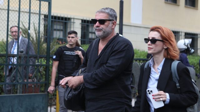Μπισμπίκης: Αυτή είναι η γυναίκα που τον συνόδευσε στα δικαστήρια – Ο ρόλος – κλειδί της «σιδηράς κυρίας»