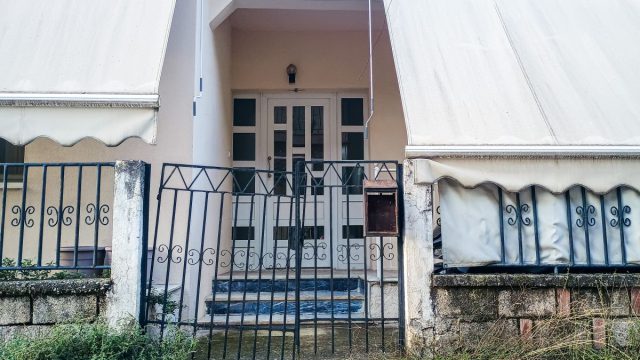 Μητροκτονία στα Τρίκαλα: Στο πλευρό του 18χρονου ο πατέρας του – «Είχαν κακές σχέσεις»