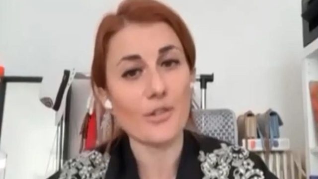 «Με έφτυσε μπροστά στην κόρη μου»: Ντελιβεράς επιτέθηκε λεκτικά και σεξιστικά σε γυναίκα εκπαιδευτικό