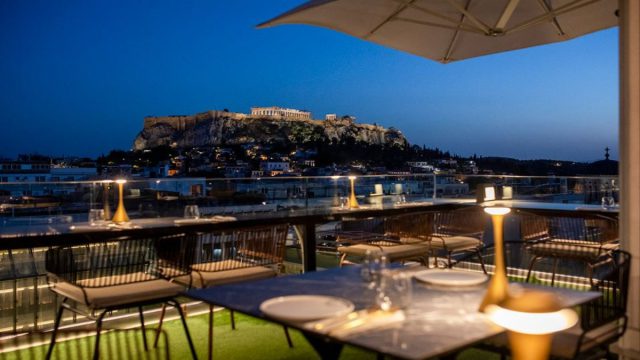 Elysium Rooftop: Το «παρατηρητήριο» της Αθήνας για φαγητό και cocktails στα… σύννεφα
