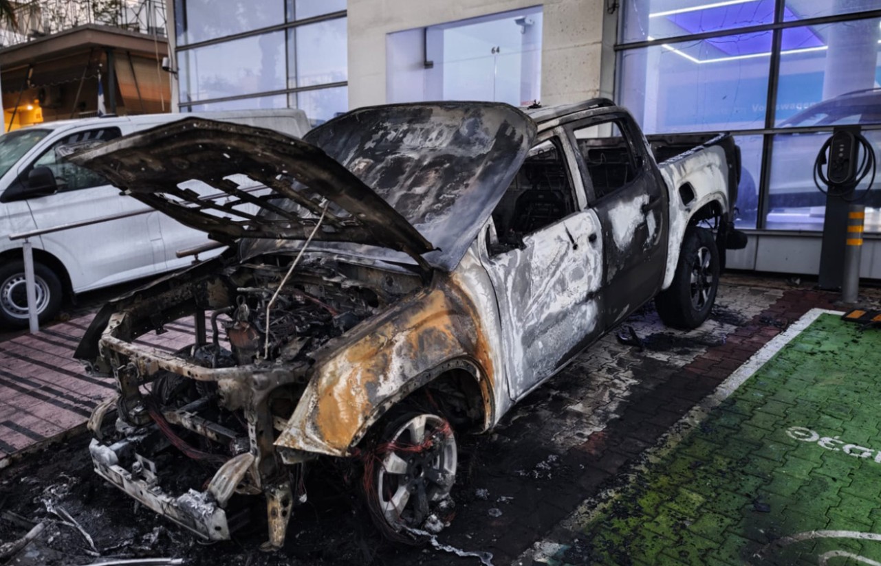 Συναγερμός στη Νέα Χαλκηδόνα: Εμπρηστική επίθεση σε αντιπροσωπεία αυτοκινήτων – 9 οχήματα στις φλόγες