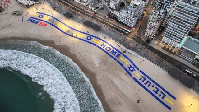 «Ευχαριστούμε Ντόναλντ Τραμπ»: Τεράστιο πανό στην παραλία του Τελ Αβίβ καλωσορίζει τον Αμερικανό πρόεδρο στο Ισραήλ