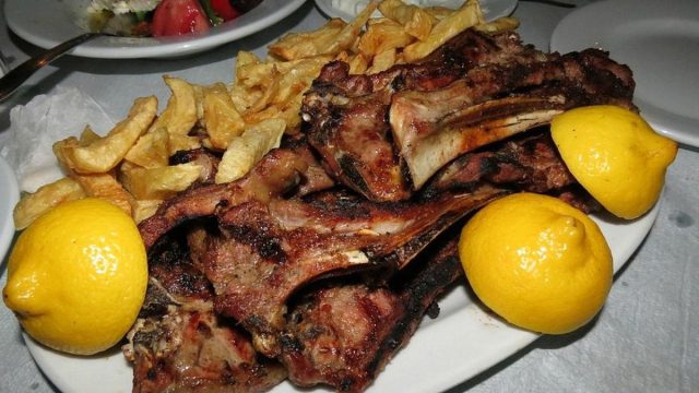 Στον «Καραβίτη» ο χρόνος σταματά: Η θρυλική ταβέρνα που μετρά έναν αιώνα ζωής