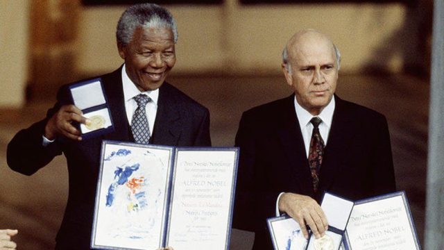 Σαν σήμερα, 15 Οκτωβρίου 1993: Ημέρα δικαίωσης – Το Νόμπελ Ειρήνης στους Μαντέλα και ντε Κλερκ