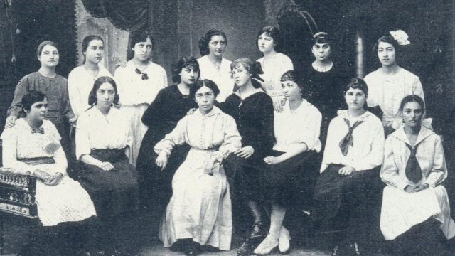 Σαν σήμερα 10 Οκτωβρίου 1908: Η γέννηση της παιδείας για τα κορίτσια – Ιδρύεται το Παρθεναγωγείο Βόλου, υπό τη διεύθυνση του Αλέξανδρου Δελμούζου