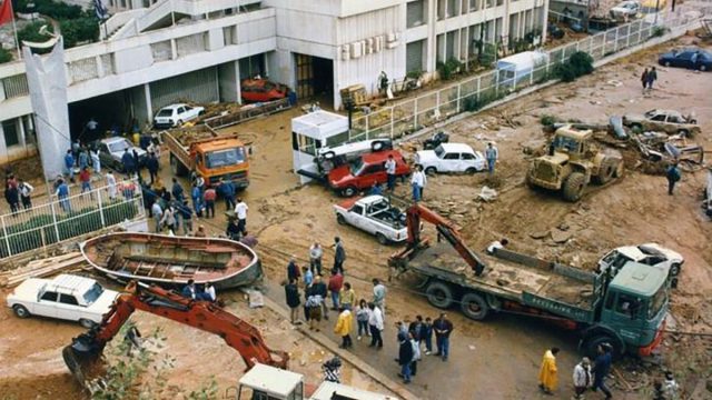 Σαν σήμερα, 21 Οκτωβρίου: Η μέρα που «ξύπνησε» ο Ποδονίφτης – Η φονική πλημμύρα του 1994 – Το ανθρώπινο κόστος του τσιμέντου στην Αττική