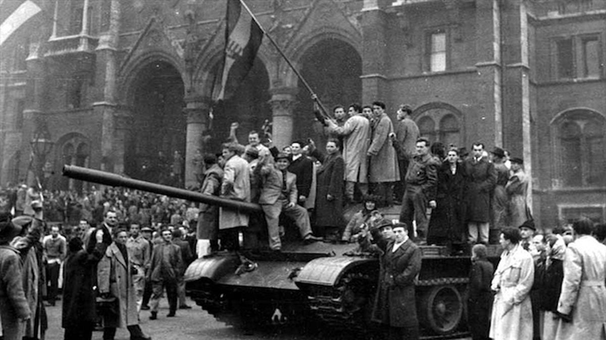 Σαν σήμερα, 23 Οκτωβρίου 1956: Η δεκαπενθήμερη άνοιξη της Ουγγαρίας – Πώς τα Σοβιετικά τανκς έπνιξαν στο αίμα την πρώτη προλεταριακή εξέγερση του Ψυχρού Πολέμου