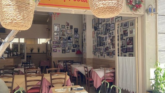 «Τρελή Ροδιά»: Το νέο στέκι στα Άνω Πετράλωνα που φέρνει τη γεύση της παράδοσης στο σήμερα