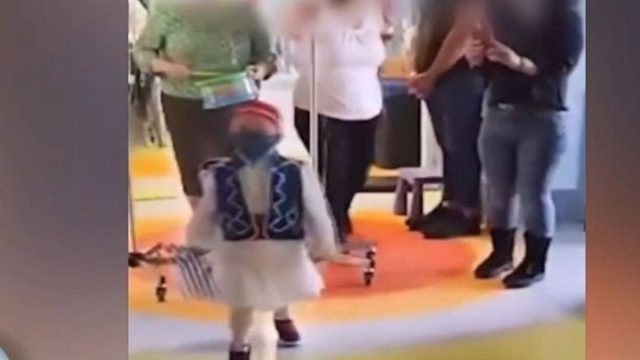 Ο ήρωας με τη φουστανέλα: Ο 5χρονος καρκινοπαθής Γαβριήλ έκανε «παρέλαση» εντός του Ιπποκρατείου, δίνοντας μάθημα δύναμης και ελπίδας