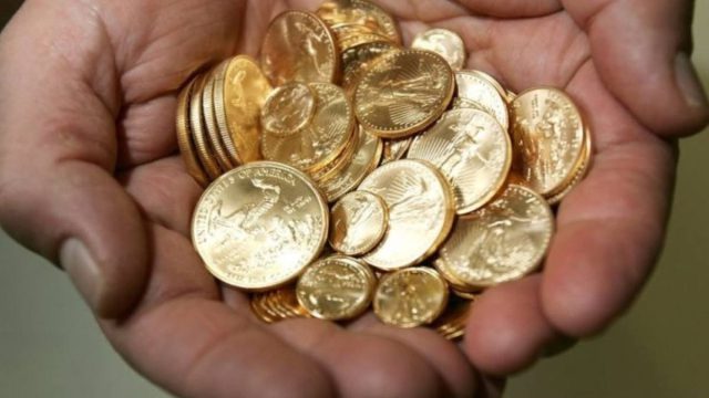 Οι Έλληνες εκμεταλλεύονται την «εκτόξευση» του χρυσού – Μαζικές πωλήσεις λιρών