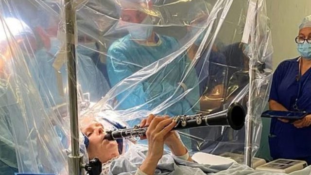 Γυναίκα με Πάρκινσον έπαιξε κλαρινέτο ενώ την χειρουργούσαν στον εγκέφαλο – Απίθανο βίντεο