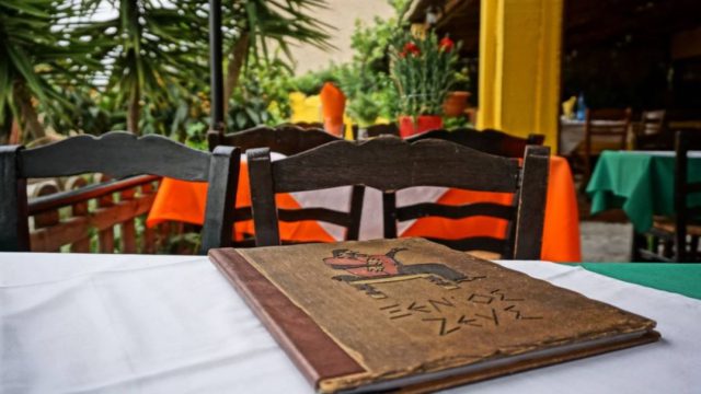 Ξένιος Ζευς: Αυθεντική μαμαδίστικη κουζίνα με θέα που «κλέβει» την ψυχή