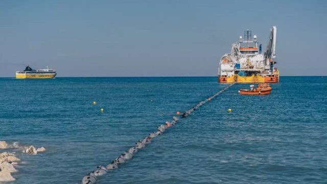 Ηλεκτρική διασύνδεση Ελλάδας – Κύπρου: Ο ΑΔΜΗΕ διαψεύδει ότι υπέβαλε ένσταση στη ΡΑΕΚ και ζητά αποζημίωση – Σύσκεψη στο Μέγαρο Μαξίμου