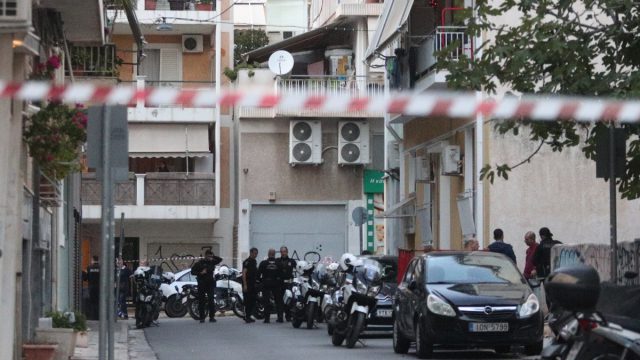 Θρίλερ με τον νεκρό στον Άγιο Παντελεήμονα: Τέσσερις μπούκαραν στο σπίτι – Τους βρήκε η μητέρα του ενός μέσα στα αίματα