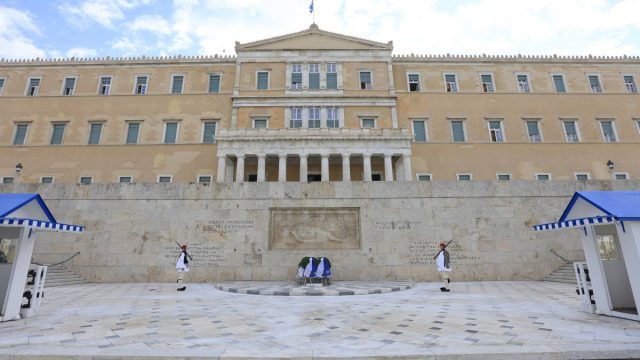 Κυβερνητική «επίθεση» κατά Δούκα για Άγνωστο Στρατιώτη: «Μέσα σε λίγες ώρες αναίρεσε τον εαυτό του»