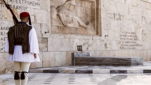 Μνημείο Αγνώστου Στρατιώτη: Η «σιωπή» του Δένδια και η παρέλαση της 28ης Οκτωβρίου – Τι θα γίνει με τα ονόματα των 57 θυμάτων των Τεμπών