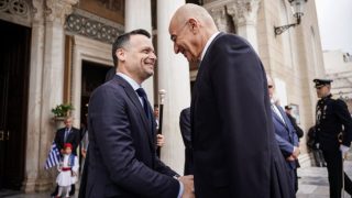 Άγνωστος Στρατιώτης: Νέο «μπαλάκι» ευθυνών μεταξύ Δούκα και Δένδια – Ποιος έχει την ευθύνη της καθαριότητας