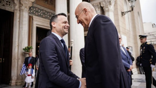 Άγνωστος Στρατιώτης: Νέο «μπαλάκι» ευθυνών μεταξύ Δούκα και Δένδια – Ποιος έχει την ευθύνη της καθαριότητας