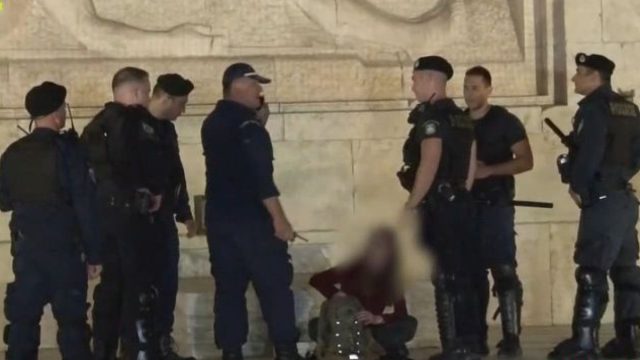 Γυναίκα κάθισε πάνω στο μνημείο του Αγνώστου Στρατιώτη για να διαμαρτυρηθεί – Στην προσαγωγή της προχώρησαν οι Αρχές