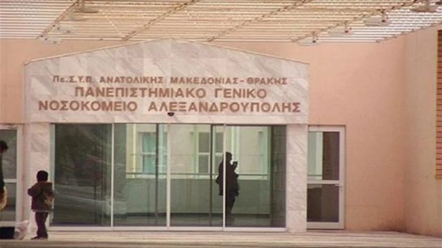 Σοκ στην Αλεξανδρούπολη: Άνοιξε η πόρτα ασθενοφόρου και έπεσε το φορείο με την ασθενή στον δρόμο