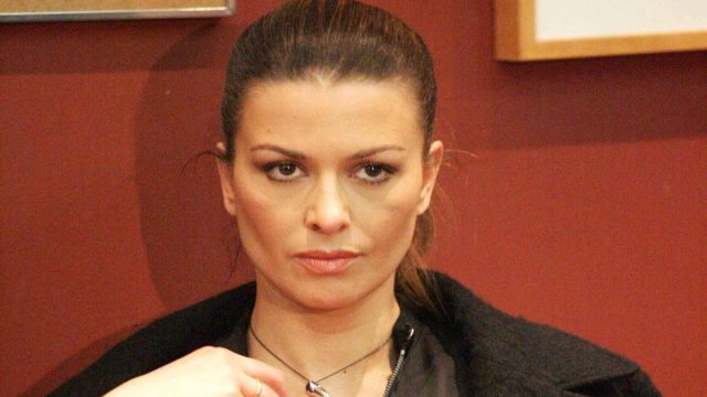 «Δεν τη χτύπησε, πέταξε βιβλίο»: Ο πατέρας του πρώην συντρόφου της Τζίνας Αλιμόνου για την καταδικαστική απόφαση