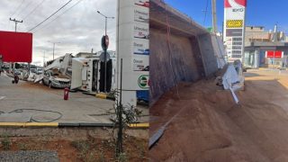 Ανετράπη νταλίκα στη Βάρη: Μετέφερε σακιά με χώμα και έπεσε πάνω σε ΙΧ
