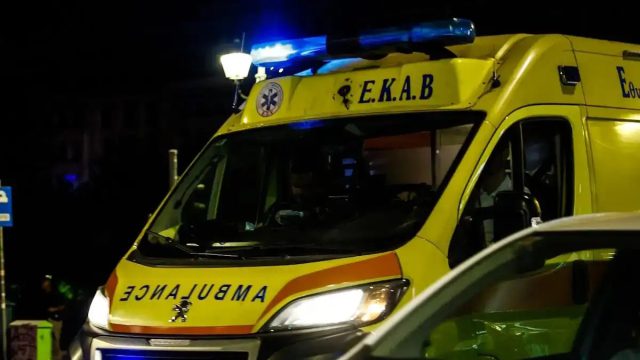 Σοβαρό τροχαίο στο Μενίδι:  Οδηγός «καρφώθηκε» με το αυτοκίνητό του σε δέντρο