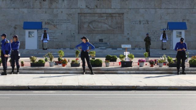 Ισχυρή η αστυνομική παρουσία στο Σύνταγμα – Οι εξέδρες των επισήμων δεξιά και αριστερά από τα ονόματα των 57 θυμάτων των Τεμπών
