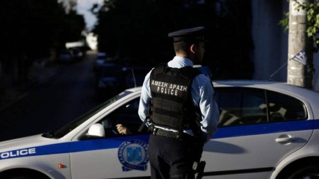 Άστεγος επιτέθηκε με πέτρα σε 70χρονη στη Γλυφάδα: Είχε δραπετεύσει 18 φορές από ψυχιατρεία – Διασωληνωμένη η γυναίκα
