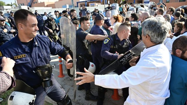 Αστυνομική βία σε γιατρούς κατά την επίσκεψη Μητσοτάκη και Γεωργιάδη στο «Αττικόν»