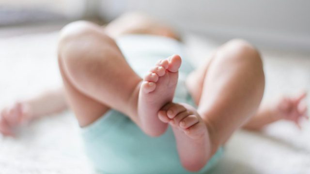 «Ούρλιαζε η μάνα, το παιδί δεν άνοιγε τα μάτια από τη μαστούρα του πατέρα»: Νέα στοιχεία για το μωρό που εισέπνευσε ναρκωτικές ουσίες