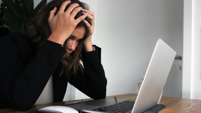 Σε «αδιέξοδο» οι εργαζόμενοι στην Ελλάδα: Επιδεινώνεται η ψυχική υγεία λόγω χαμηλών αποδοχών και υπερωριών