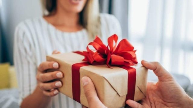 Ποιοι γιορτάζουν σήμερα, Δευτέρα 27 Οκτωβρίου, σύμφωνα με το εορτολόγιο;
