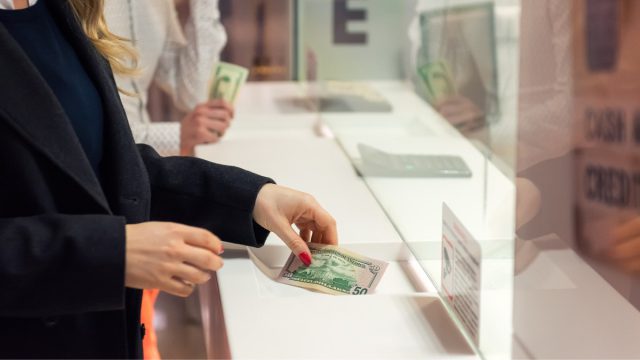 5 tips πριν το ταξίδι: Πώς να βρεις ανταλλακτήρια συναλλάγματος χωρίς προμήθεια και να γλιτώσεις χρήματα