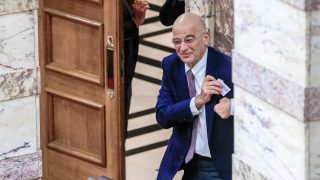 Άργησε αλλά… πήγε ο Νίκος Δένδιας στη Βουλή – Οι αιχμές Γεωργιάδη και η εφαρμογή της τροπολογίας