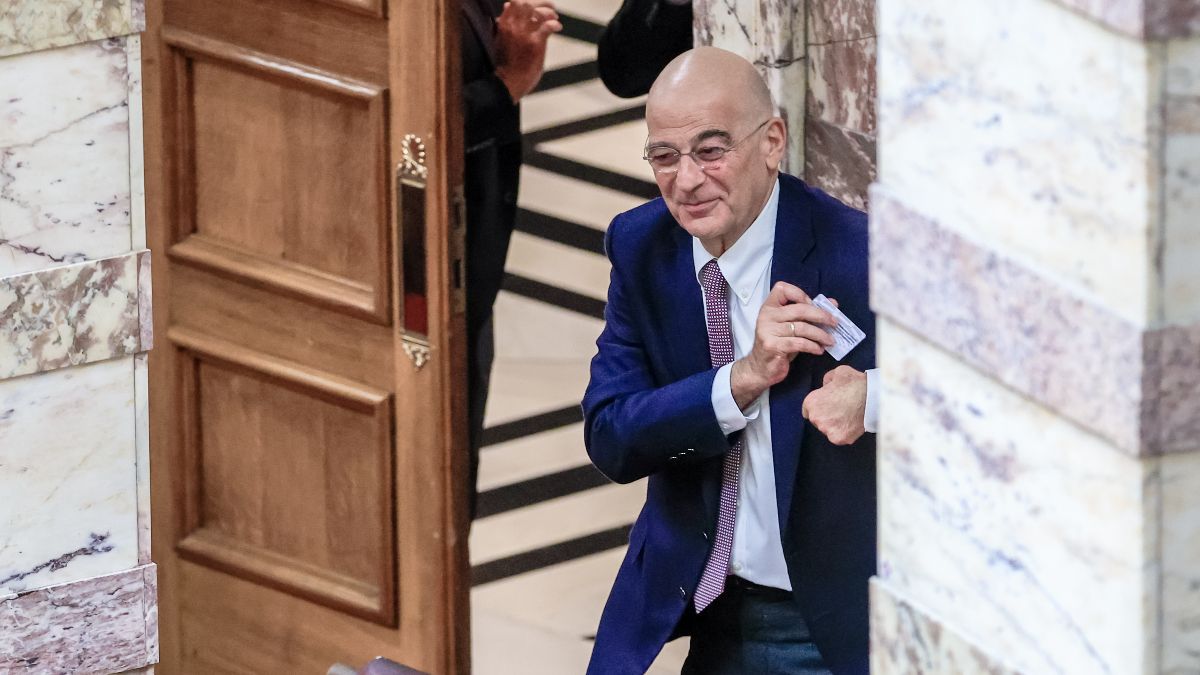 Άργησε αλλά… πήγε ο Νίκος Δένδιας στη Βουλή – Οι αιχμές Γεωργιάδη και η εφαρμογή της τροπολογίας