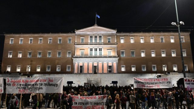 Οργή λαού έξω από τη Βουλή: «Η πλατεία Συντάγματος να μείνει ελεύθερη»