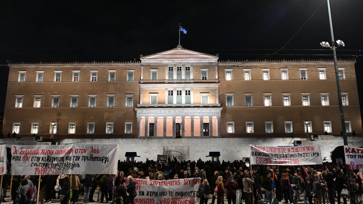 Οργή λαού έξω από τη Βουλή: «Η πλατεία Συντάγματος να μείνει ελεύθερη»