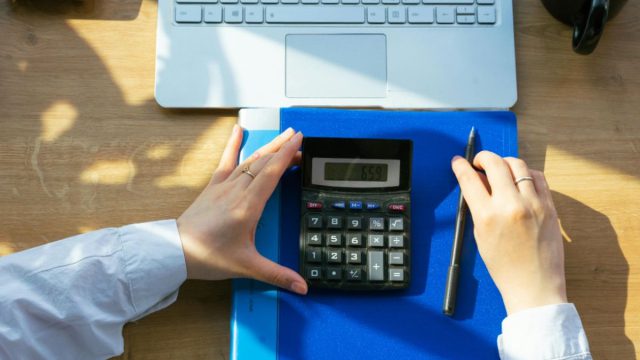 Εφάπαξ: Γιατί δίνονται ψαλιδισμένα – Πού οφείλονται οι καθυστερήσεις