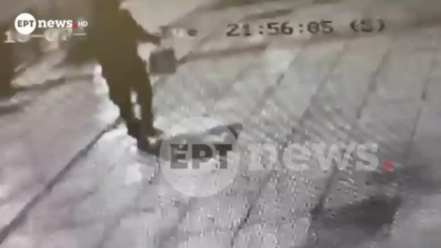 Ιλίσια: Η στιγμή που ο δράστης μεταφέρει σακούλα με εκρηκτικά και την αφήνει στην ντισκοτέκ