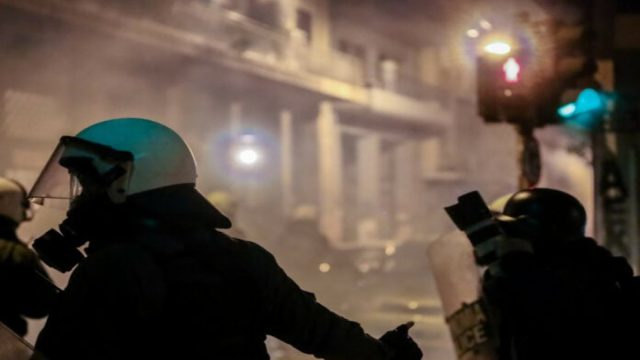 Εξάρχεια: Σοβαρά επεισόδια τα ξημερώματα του Σαββάτου (4/10) με 14 προσαγωγές
