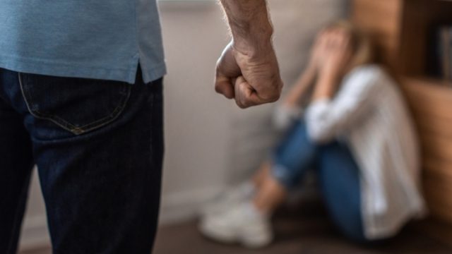 Νταής ξυλοκόπησε τη σύντροφό του στη Θεσσαλονίκη – «Απείλησε να μαχαιρώσει εμένα και τη μητέρα μου»