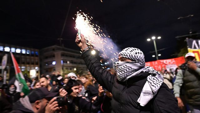 Επεισόδια στην Κηφισίας: Χρήση δακρυγόνων και κρότου λάμψης σε πορεία υπέρ της Παλαιστίνης