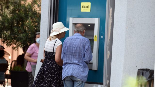 Επίδομα 250 ευρώ: Ποιοι μένουν εκτός – Ποιοι οι δικαιούχοι που πάνε ΑΤΜ