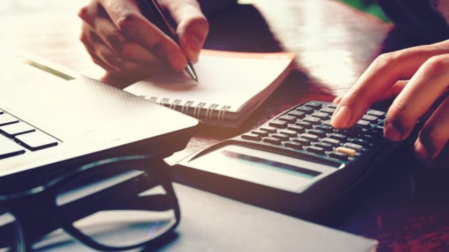 TaxCalc: Το νέο εργαλείο για τους ελεύθερους επαγγελματίες και μισθωτούς – Τι αλλαγές φέρνει