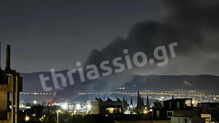 Πυρκαγιά στον Ασπρόπυργο: Καίει κοντά σε πίστα καρτ, ακούγονται εκρήξεις