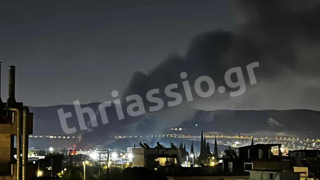 Πυρκαγιά στον Ασπρόπυργο: Καίει κοντά σε πίστα καρτ, ακούγονται εκρήξεις